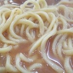 ラーメン 杉田家 - 麺は酒井製麺の緩く縮れた平打ち中太麺