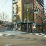 黒松本舗 草月 - 左側奥の坂に朝から並んでいます。坂の途中に東十条駅