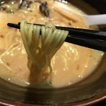 河内らーめん 喜神 - 醤油とんこつらーめん(702円)麺リフト