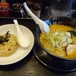 海豚や - ラーメン(めん　ちぢれ)と半チャーハン