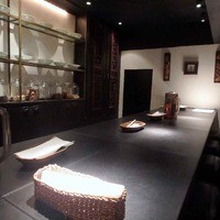 虎萬元 南青山店 - カウンターの雰囲気はカクテルバー