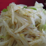 ラーメン二郎 - ●カラメにするともやしに醤油ダレがよくからむ