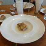 エスパイ クック コウベ - 甘鯛のロースト、アサリのスープと淡路オニオンのペースト添え