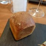 エスパイ クック コウベ - オリーブ入り自家製パン