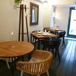 エスパイ クック コウベ - 椅子はイタリア製のマジスのサイボーグ