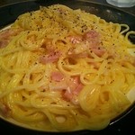 Misuta- Shi-Ho-Su - スパゲティカルボナーラ（黒胡椒＆卵黄ソース）820円　パスタはモチモチで濃厚ねっとりソースに絡んで旨みを倍加