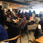 アールベイカー インスパイアード バイ コート ロザリアン - 土日の昼時などはレジまでつづら折りの大行列。ここのレジがまた遅い。パン屋のレジはだいたい遅いからアールベイカーだけの問題ではないが。最後尾が買えるのは15分後か。