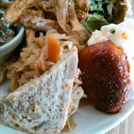 カメイノ食堂 - プレートランチ　デザート付き　900円　具材の入った玉子焼　アップ