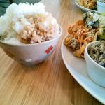 カメイノ食堂 - プレートランチ　デザート付き　900円　ご飯てんこ盛り