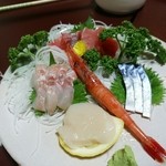 民宿 鈴せい - 本日の刺身たちです！（マグロ、さば、ホタテ、赤エビ？ヒラメです）
