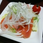 民宿 鈴せい - サーモンのカルパッチョです！ドレッシング（自家製）をかけていただきます！