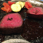 ete - メインの肉料理は、山形県産のランプ牛のロースト。何と二切れも！贅沢だなぁ(-_^)