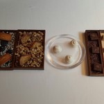 ランベリー ナオト キシモト - 左からフィナンシェ　クグロフ　バニラクリーム入りメレンゲ　チョコレートがけバニラアイス　わらびもち