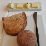 ランベリー ナオト キシモト - パン　スモークしたバターとレギュラーバター
