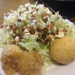 おふくろ亭 - 白ホル定食 ニンニクがっつり ご飯大盛 500円 フライ2品で100円 キャベツはフリー