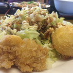 おふくろ亭 - 白ホル定食 ニンニクがっつり ご飯大盛 500円 フライ2品で100円 キャベツはフリー