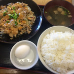 おふくろ亭 - 白ホル定食 ニンニクがっつり ご飯大盛 500円 フライ2品で100円 キャベツはフリー