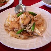 東天紅 上野店 - 紋甲イカと季節野菜の沙茶醤炒め
