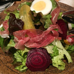 ビビ 立川本店 - ボリュームたっぷりV.V.サラダ 900円。