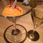 ビビ 立川本店 - アミューズ（無料）有機にんじんのパルフェ、本日のスパークリングワイン「NV スペイン カヴァ」600円。