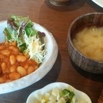 ごはん家 豆豆菜菜 - メインの料理とお味噌汁