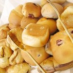 カフェ・トリリオン - 10種類近くあるパンから数種類を常時ご提供。焼きたてをどうぞ！