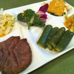 新愛園 - 前菜盛り合わせ。前回よりも美味な気が。