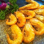 新愛園 - エビの素揚げ。小さめなので頭からガブリ♪