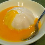 新愛園 - マンゴーソースの掛かったプリン