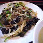 北京遊膳 - 牛肉絲炒はやや濃いめの味です　これも野菜のカットが丁寧