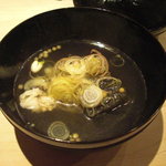 くろぎ - 鱧落としの椀、若布餅、茗荷、あられ。