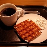 スターバックスコーヒー - 本日のコーヒーとワッフルが昼食になりました｡