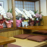 吉乃寿司 - お座敷にはお祝いの胡蝶蘭がいっぱい