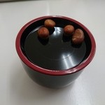 一真軒 - 豆、入れ物はざる蕎麦の器ですね。