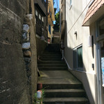 潮騒の宿 山海荘 - 旅館の前の道、というか階段。神島の町に建つ家々は階段で結ばれている。
