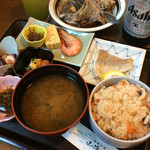 潮騒の宿 山海荘 - どう見ても「あり合わせ」とは思えない料理。ビール代込みで1500円だった。