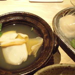 くろぎ - 鮑を鍋に入れて