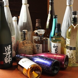 アルコールはなんと100種類程！居酒屋料理も充実の品揃え