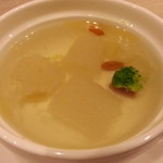 チャイナ ダイニング 羽龍 - 金華ハムと絹笠茸のスープ