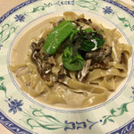 オルオル - 生パスタ ポルチーニ茸のクリームソース