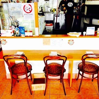 ピザ窯の前のカウンター
席の間にお願いします