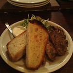 パーラー江古田 - トーストセット焼き強め  山型食パンでした。20160229　スライスパンは、雑穀パンとチャバタ、ごまパン、イチジクくるみ。久しぶりの山型食パンのトーストセット、おいしかったです。o(^▽^)o