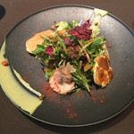 熟成神戸牛プレミアム 听 - 熟成神戸牛 3種盛り合わせ：3,800円
      ・一口ステーキ
      ・煮込み
      ・炭火焼ハンバーグ