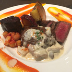 熟成神戸牛プレミアム 听 - 熟成神戸牛 3種盛り合わせ：3,800円
      ・一口ステーキ
      ・煮込み
      ・炭火焼ハンバーグ