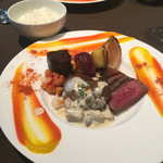 熟成神戸牛プレミアム 听 - 熟成神戸牛 3種盛り合わせ：3,800円
      ・一口ステーキ
      ・煮込み
      ・炭火焼ハンバーグ