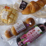 セブンイレブン - 料理写真:メロンパン、クロワッサン、つぶあんパン、酸化防止剤無添加ワイン赤