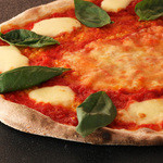 ピッツェリア アモリーノ - モッツアレラとバジルのマルゲリータ