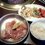Gattsu Souru - 鳥塩定食650円と惣菜バーの惣菜。
