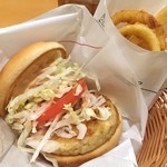 モスバーガー - ソイパティ モス野菜バーガーオーロラソース仕立て＆オニポテ。
            
            前から気になってたソイパティのバーガーとオニポテが食べたくて、立ち寄ってみました。
            
            大豆から作られたソイミートのパティは食べ応えもしっかりあるし、肉臭さがないのでありがたい( *´艸｀)オーロラソースもくどくなくて良かったんだけど、袋の下の方に流れ落ちちゃうのがちょっと残念だったり(๑´罒`๑)
            
            そしてオニポテ！モスと言えばオニポ