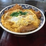 寿司辰 - カツ丼は玉子が硬いのが残念ですが、カツはしっかり厚みがあります